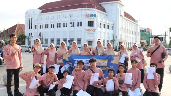 Program English Tourism di Yogyakarta untuk Siswa Kelas 8 SMPIT Insan Madani : Pembelajaran Budaya dan Peningkatan Keterampilan Bahasa Inggris