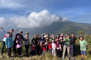 Kelas 1 Al-Khwarizmi SDIT Bina Insani Belajar dari Puncak : Tafakur Alam dengan Mendaki Gunung Kendil
