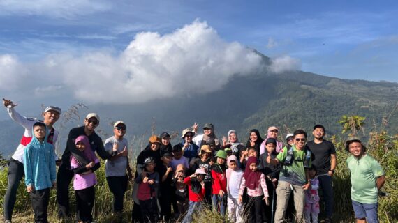 Kelas 1 Al-Khwarizmi SDIT Bina Insani Belajar dari Puncak : Tafakur Alam dengan Mendaki Gunung Kendil