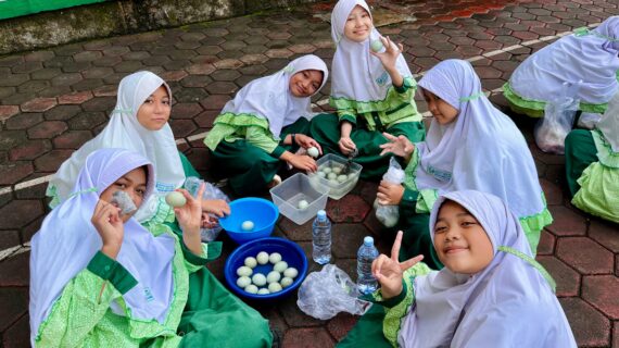 Meracik Kesabaran dan Garam: Pengalaman Membuat Telur Asin