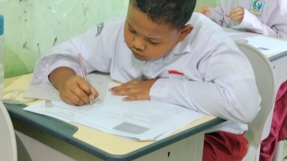 Kaos Kaki Alif