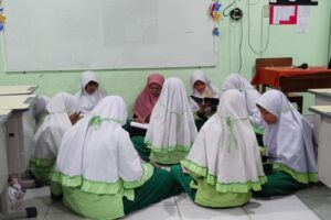 MENUMBUHKAN ADAB DAN KECINTAAN TERHADAP AL-QUR’AN SEBAGAI FONDASI PEMBELAJARAN