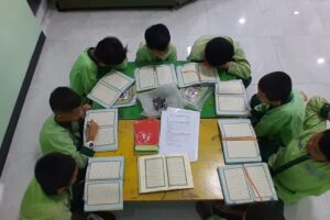 Kedisiplinan dan Kesabaran. Guru Ngaji, Tugas Mulia Menjaga Kalam Ilahi