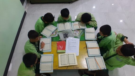 Kedisiplinan dan Kesabaran. Guru Ngaji, Tugas Mulia Menjaga Kalam Ilahi