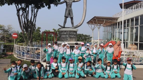 Serunya PLS di Hortimart, Siswa Kelas 3 SDIT Bina Insani Belajar Cintai Buah dan Sayur